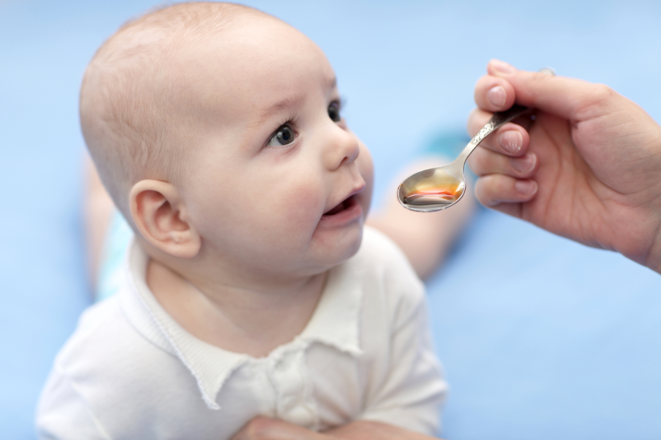 Новорожденный ребенок витамин д3. Ребенок. Гипервитаминоз д у детей. Витамин д для детей. Витамин д маленький ребенок.