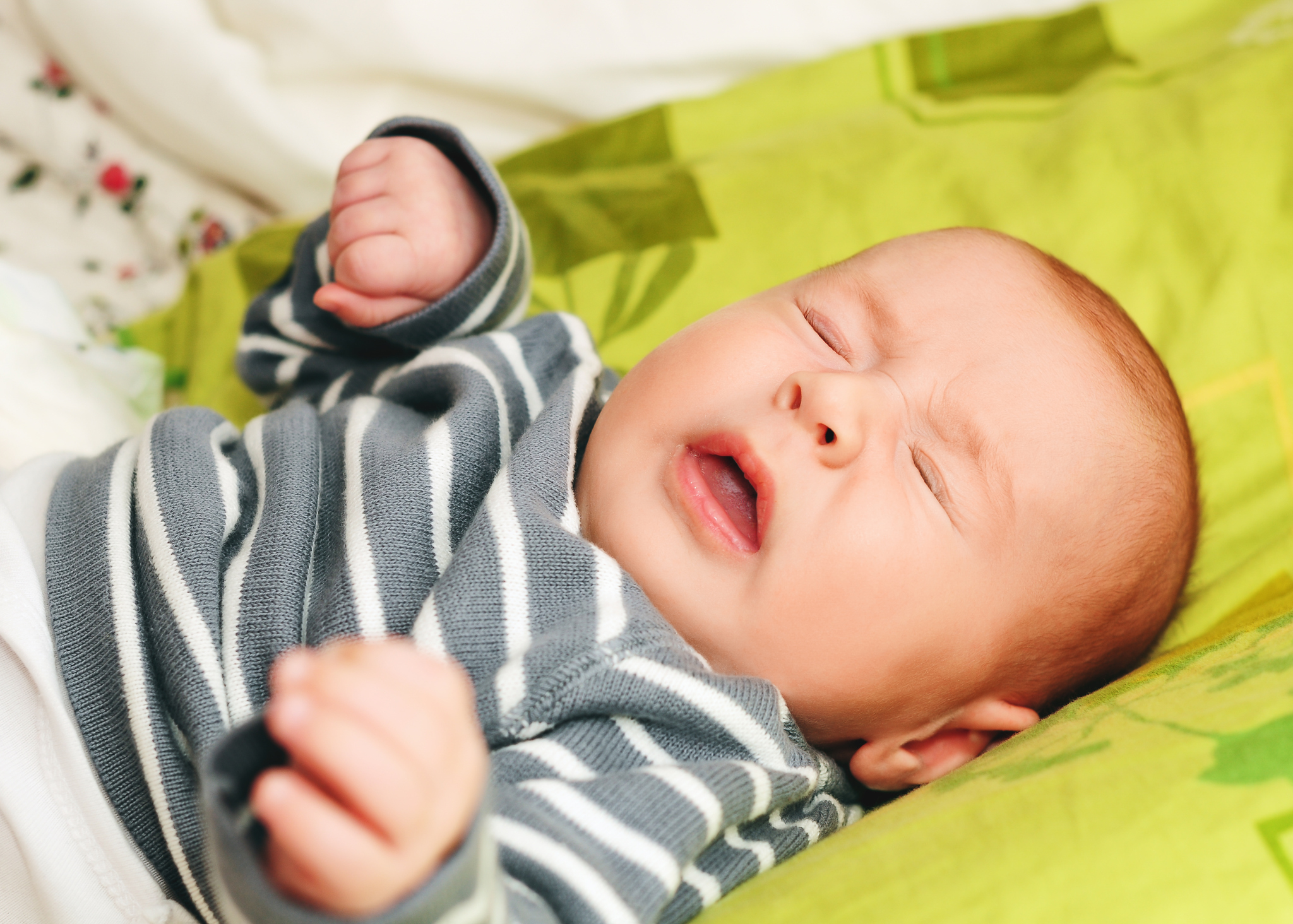 Почему новорожденные дышат чаще. Грудничок. Грудной ребенок. Новорождённые дети. Новорожденный ребенок кашляет.